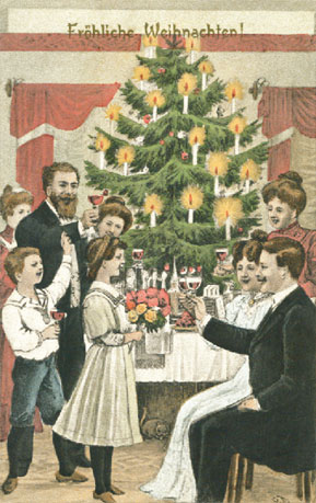 Nun strahlt er im Glanz seiner Kerzen - der Weihnachtsbaum. Auf der 100 Jahre alten Grußkarte umringt ihn eine - wie damals normal - große Drei-Generationen-Familie. Der Jüngste trägt den Matrosenanzug und man stößt mit Schaumwein an - logisch, denn 1902 war die Sektsteuer zur Finanzierung der Marine eingeführt worden (Aus privater Cottbuser Sammlung)