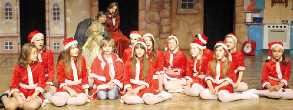 Rund 1400 begeisterte Zuschauer erlebten in der komplett ausverkauften Stadthalle am 4. Advent die Premiere des neuen Weihnachtsstückes Hilfe, die haben den Weihnachtsmann verzwergt! des Cottbuser Kindermusicals. Über 70 Kinder und Jugendliche überzeugten mit herausragenden Leistungen auf der Bühne. Emotionaler Höhepunkt war die Verabschiedung langjähriger Mitglieder aus den Reihen des Ensembles Foto: CKM
