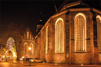 Der Weihnachtsrummel ist abgebaut, die Oberkirche St. Nikolai erstrahlt jedoch weiterhin dezent beleuchtet im nächtlichen Cottbus. Am zweiten Weihnachtsfeiertag lädt das Haus zum gemeinsamen Weihnachtsliedersingen 	Foto: J. Haberland