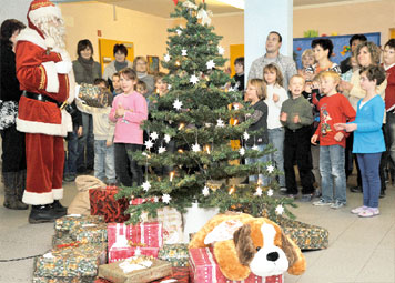 Viele schöne Geschenke hat der real,-Weihnachtsmann aus Kolkwitz diese Woche zu Kindern in der Spreeschule in Cottbus-Schmellwitz getragen. In der Sonderpädagogischen Fördereinrichtung war die Freude groß, und immer wieder sangen die Mädchen und Jungen begeistert von der Weihnachtsbäckerei und von Schneeflöckchen Foto: H.
