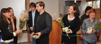 Das Gymnasiasten-Quartett Nikola Schmidt, Sabrina Theuring, Felix Gnettner (v.l.) und Elias Baron (re. verdeckt) waren vom Forschungsauftrag ebenso begeistert wie Dipl.-Ing. agr. Heiko Vogel von der Humboldt-Universität Berlin und Initiatorin und Lehrerin