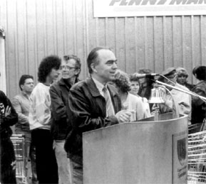 Bei uns einkaufen wie im Westen. Diese Parole konnte Spremberg Anfang September 1990 ausrufen, da sich hier auf Initiative der Stadt der erste Lebensmitteldiscounter (Penny) im Bezirk Cottbus angesiedelt hat. Mit Bussen kamen die Einkaufenden auch aus Weißwasser oder Hoyerswerda. Egon Wochatz läutete die neue Einkaufszeit in Spremberg mit einer Rede und einer Glocke ein 		Foto: Werner Arlt