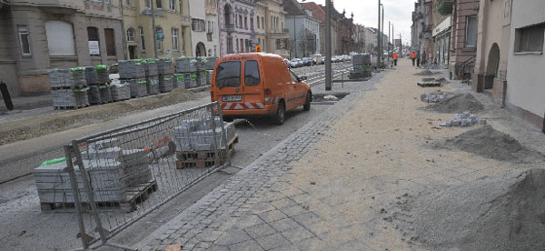 Großbaustelle Bahnhofstraße. Die Westseite ist jetzt fertig. Kommendes Jahr wird die Ostseite in zwei Abschnitten gebaut. Das ganze Vorhaben wird zu 75 Prozent gefördert. Es entsteht eine Prachtstraße mit wenig Verkehr. Wird sie wirtschaftlich florieren? Die AUB hat es nicht hinterfragt, findet aber die Rieseninvestition richtig 	Foto: SAX