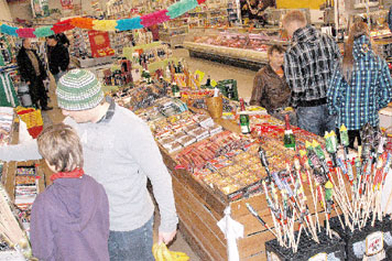 „Braveheart“, „Danger Zone“ oder „New York“, heißen die Silvesterknaller, die wie hier in Meier’s Markt in Klein Gaglow derzeit überall zu kaufen sind 	Foto: M.K.