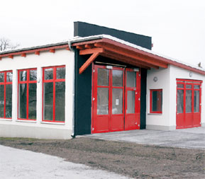 Dieses neue Feuerwehrgebäude ersetzt ab sofort das alte Schorbuser Feuerwehrhaus (Bild rechts), welches im Jahr 2009 abgerissen wurde	Fotos: M.K.