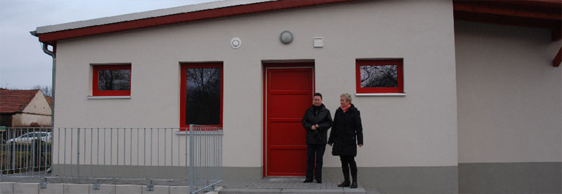 Der Haupteingang für die Kameraden. Auf dem Foto: Bauamtsleiterin Daniela Menzel und Andrea Staar, Projektleiterin für Hochbau (v.l.)