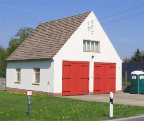 Ohne Toiletten und Heizung war das alte Gerätehaus nicht mehr zeitgemäß für die 23 Kameraden, zwei Kameradinnen und die fünf Mitglieder der Jugendfeuerwehr Foto: Stadt Drebkau