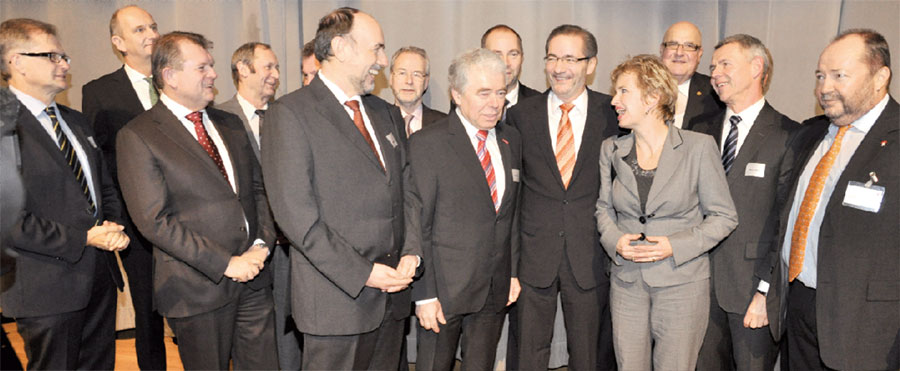 Bis auf den Makel mit der Frauenquote wirkte die Stimmung gelassen beim Neujahrsempfang der Verbände am Dienstag in der Cottbuser Stadthalle. Bildungsministerin Dr. Martina Münch hatte kein Problem damit, führte neben Ministerpräsident Matthias Platzeck das Wort, hier an IHK-Präsident Klaus Aha (9.v.r.) gerichtet. Direkt hinter ihr steht Handwerkskammer-Präsident Peter Dreißig. Bundestagsabgeordneter Prof. Martin Neumann (l.) und Innenminister Dr. Dietmar Woidke (2.v.l.) schauen interessiert in die Gruppe von Präsidenten der Verbände und Kammern Fotos: Jens Haberland
