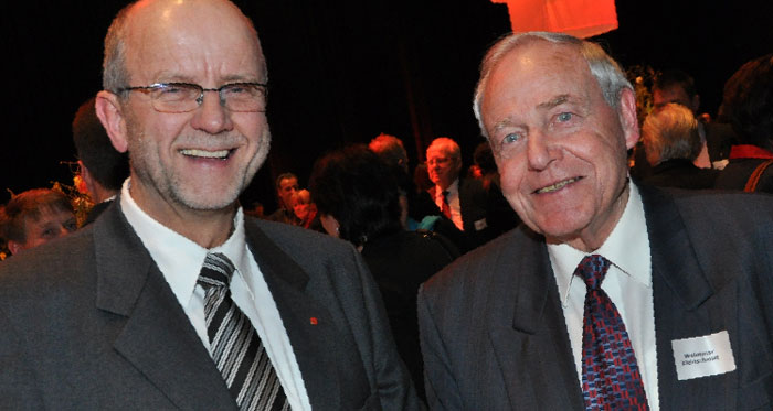 Gedankenaustausch über Ressortgrenzen hinaus: BVMW-Geschäftsführer Wolfgang Wenzke mit dem Cottbuser Alt-OB Waldemar Kleinschmidt