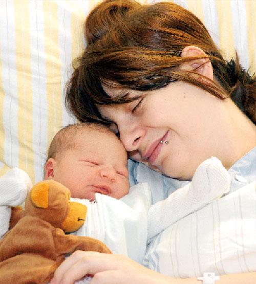 Das Neujahrsbaby Fabian Kühn ist der erste Bürger, der 2012 im Carl-Thiem-Klinikum das Licht der Cottbuser Welt erblickte. Kopf an Kopf fühlt sich Fabian hier mit Mutter Jacqueline pudelwohl.