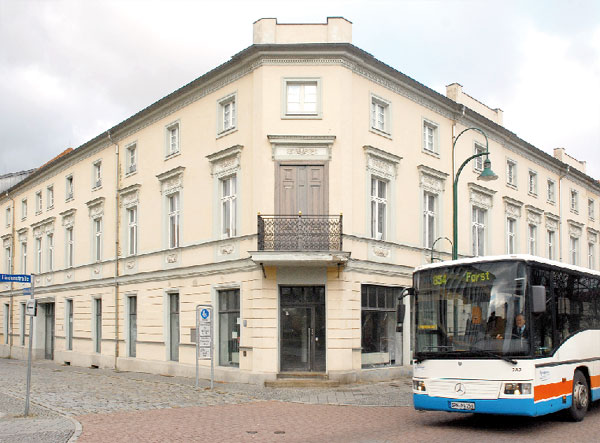 Von außen schick. Von innen leer. Ab August soll in das Gebäude in der Lindenstraße 8, die Stadtbibliothek einziehen Foto: M.K.