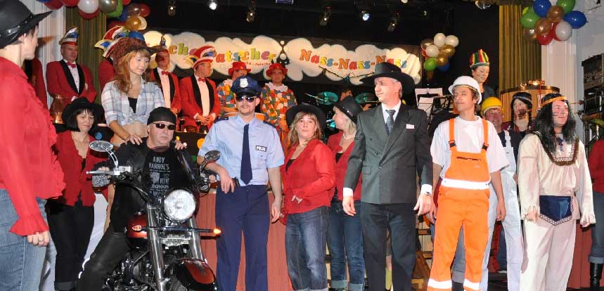 Was haben Rocker, Indianer Motorrad-Cruiser, Cowboys, Bauarbeiter und junge Frauen in verdammt kurzen Hosen gemeinsam? Sie alle sind auf dem Highway durch Amerika anzutreffen. Das will zumindest der Kanufasching am heutigen Samstag im Gasthof Georgenberg auf gewohnt heitere Weise verkörpern. Denn in diesem Jahr heißt das Faschingsmotto: „Auf dem Highway durch Amerika“. Wer diesem Highway näher kommen will, sollte sich gegen 18 Uhr auf dem Slamener Höhe-Highway befinden, um im Gasthof Georgenberg den Faschingsspaß nicht zu verpassen. Einlass 18, Beginn um 19.30 Uhr. Erwartet wird die Cottbuser Band „nA und“  