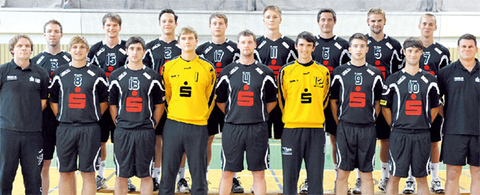 Mit dem Beginn der Rückrunde am morgigen Sonntag kämpfen die Lausitzer Handballer um den Aufstieg. Unter ihnen sind: Tino Kahl, Markus Wieland, Martin Robert, Marcel Schadel, Silvio Fischer, Max Kröning, Johannes Trupp, Patrick Jesse (hinten von links); vorn von links: