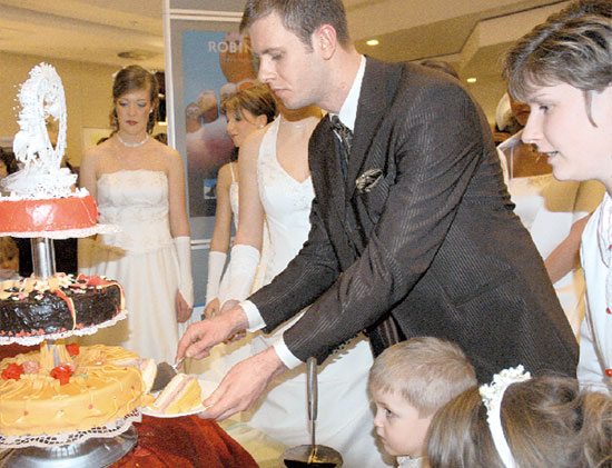 Auch in diesem Jahr darf von der Hochzeitstorte genascht werden. Fotos: Archiv CGA
