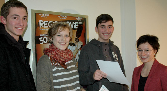Gewinner des polnisch-deutschen Jugendfilmwettbewerbs REGIO-Movie 2011 wurde das Team um Norman Saretz mit Marlene Noack und Max Knobloch (v.l.). Einen zusätzlichen Preis für neue oder zusätzliche Film-Ausrüstung erhielten die ersten drei platzierten deutschen Teams von der Lausitzer Heimatzeitung. Überreicht wurde der Preis von Projektpartnerin Julia Kamenz (r.) vom Deutsch-Polnischer Verein Cottbus	Foto: FH