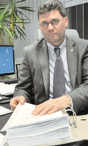 Hagen Ridzkowski mit dem Ordner des Ärgers - Unterlagen der Schadensdokumentation dieses Winters
