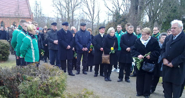 Eine große Trauergemeinde erwies Inge Pöschk auf dem Ströbitzer Friedhof die letzte Fußballerehre. Schwarz und Grün decken den Sarg