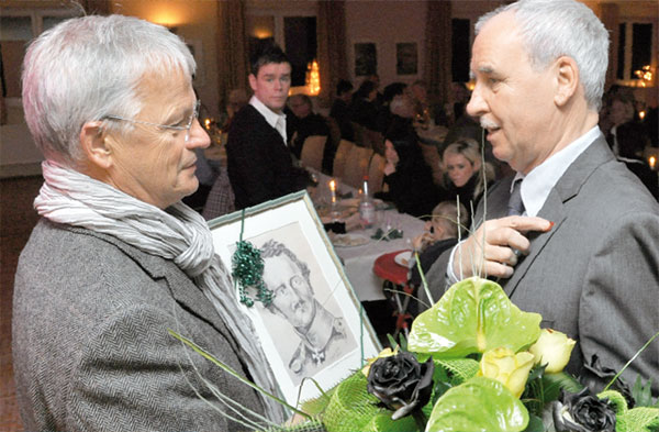 Mit Blumen in den Vereinsfarben Schwarz und Grün und Pückler-Porträt (zu früh geboren, um Wackeraner zu sein...) gratulierte Verleger Jürgen Heinrich (l.) dem Präsidenten zum 65. Geburtstag