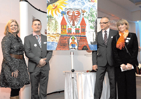 Stadtmarketing-Chefin Gabi Grube (l.) hat für die Bürgerstiftungs-Initiatoren Daniele Bentner (2.v.l.) und Angelika Koal (r.) ein Bild versteigert, das Unternehmer Detlef Buchholz erwarb (s.u.)