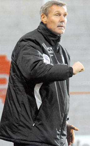 Jetzt aber ran! FCE-Trainer Rudi Bommer macht Druck und will Druck. Statt gefälliger Pirouetten fordert er Pressing im Spiel, also frühzeitigen Angriff schon jenseits der Mittellinie, der das gegnerische Aufbauspiel im Keime erstickt. Beim Probelauf gegen den Halleschen FC (1:0, letzten Freitagabend) wurde schon viel gelaufen und hoch gesprungen (siehe Seite 11). Aktuell trainieren die Männer im türkischen Antalya, konnten dort Spielstärke gegen Duisburg (2:2) zeigen. Sonntag gehts zurück in die Lausitz Foto: Heinrich