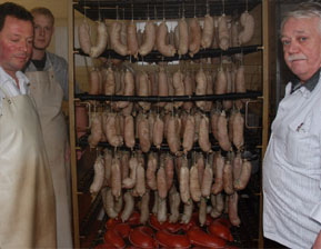 Alt Schmellwitz zum Anbeißen: Vor eineinhalb Jahren übernahm der Fleischermeister Hartmut Jende (rechts) auf dem Foto mit Fleischermeister Mario Kschammer und Fleischergeselle Marian Hoppe (v.l.) die aus Schmellwitz kaum wegzudenkende Fleischerei Britza Fotos: Mathias Klinkmüller