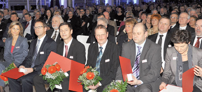 Die in die Ehrenchronik Eingetragenen sitzen in der ersten Reihe (v.r.): Ramona Franzke-Hartmann von der Freiwilligen-Agentur, der Chef des Verbundes der Vereine Axel Hansch, Druckereibetreiber Dieter Schiemenz, bei dem das an diesem Tag wieder ausgelieferte CB Stadtmagazin hergestellt wird, Orthopädiehandwerker Jörg Zimmermann und Kay Behrendt mit Ehefrau und Geschäftspartnerin Susanne, die auf dem ehemaligen Melde-Gelände einen Elektrogroßhandel betreiben