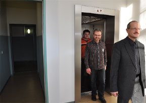 Ein schmaler Gang führt vom Flur zum Aufzug, der genügend Platz auch für Rollis bietet. Damit ist das Konservatorium vom Keller bis zum Dach mit seinem Konzertzimmer und Podium barrierefrei ausgebaut Fotos: Jens Haberland