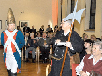 In kühnen Reimen kündigte Stadtwächter Andreas Peter einen prominenten Überraschungsgast beim Neujahrsempfang am Dienstag in der Alten Färberei an: Anlässlich seines 300. Geburtstages kam König Friedrich der Große nach Guben, nachdem er die letzten 300 Jahre die Sandbüchse lieber mied. Das politische Gezänk in der Stadt machte er zur Chefsache und zog ordentlich vom Leder Ha.