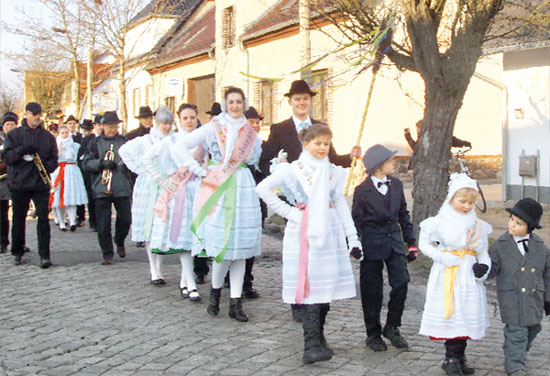 Fastnachtsumzug 2011: Hinter den Kinderpaaren geht der Erntekönig, letztes wie auch dieses Jahr Martin Zimmermann mit Anna-Franziska Freitag