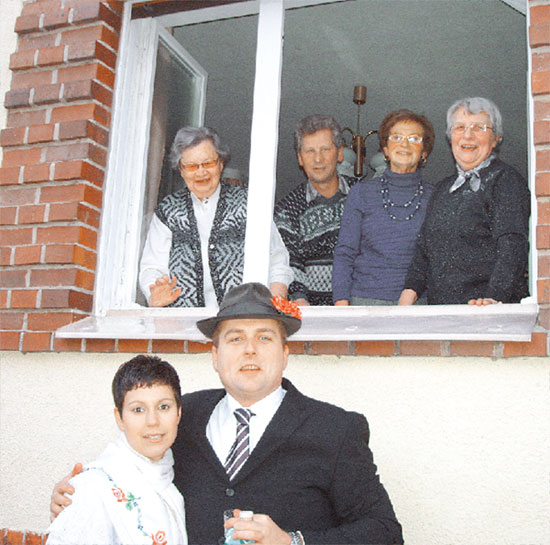 Ein Gläschen auf die Gesundheit - Susanne Heyn und Martin Klausch reichen es Hildegard Woithe(l.), die jahrzehntelange Fastnachts-Erfahrung hat, Frank Dobring, Anne Arnold und Christa Dobring gleich zum Fenster hinauf