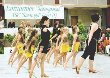 Elegant-sportliche Tänze und funkelnde Kleider werden auch beim Jubiläumsturnier um den Rosenpokal am heutigen Samstag in der Forster Mehrzweckhalle zu sehen sein. Dort feiert der Tanzsportclub TSC Smaragd Forst mit einem Jubiläumsball sein zehnjähriges Vereinsjubiläum 	Foto: TSC
