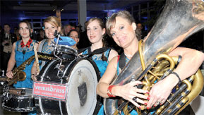 Die Berliner Damen der Band „vernusbrass“ sorgten für gutlauniges Musikbett hinter hundertstimmigem Gemurmel