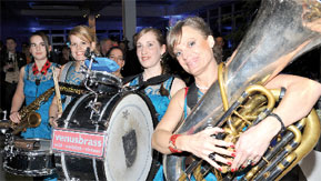 Die Berliner Damen der Band vernusbrass sorgten für gutlauniges Musikbett hinter hundertstimmigem Gemurmel