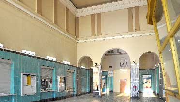 Der kompetent besetzte Schalter ist ein Glücksfall für Guben. Die Service-Einstufung der Bahn sieht dies eigentlich nicht vor. Durch den Schalter, der durch eine externe Agentur betrieben wird, kann das Bahnhofsgebäude wenigstens zeitweise geöffnet bleiben