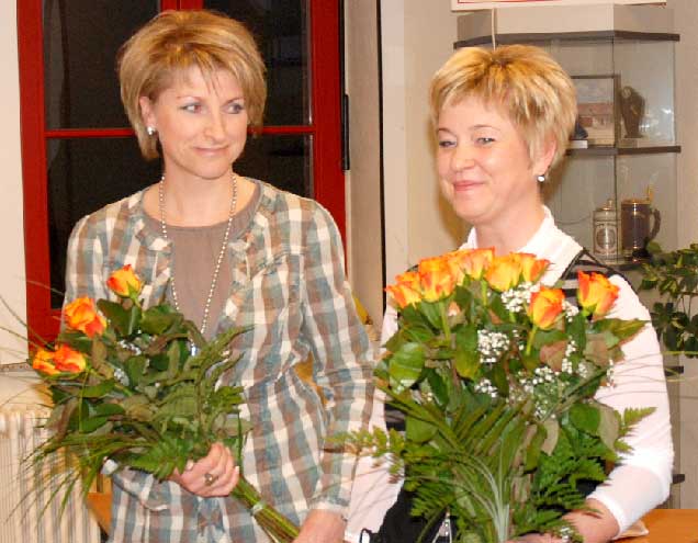 Für ihr umsichtiges und dennoch schnelles Handeln beim Deckeneinsturz in der Grundschule Nordstadt haben die Forster Stadtverordneten die Lehrerin Kerstin Tzscheuschner und die Schulleiterin Cordula Ast (v.l.) ausgezeichnet. Das abschließende Gutachten bestätigte einen Baufehler, von dem auch elf weitere Decken betroffen sind. Das Gutachten wurde am 25. Januar der Polizei übergeben. Zudem ist ein baurechtliches Gutachten beauftragt worden. Zunächst muss die Stadt die zu erwartenden Kosten für die Sanierung in Höhe von 100000 Euro aus dem eigenen Haushalt stemmen