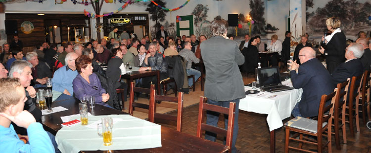 Voller Saal bei der Hoklapnica in Sielow. Nur die drei Arbeitsstühle sind noch frei. Baubeigeordnete Marietta Tzschoppe (rechts stehend) hatte viele Fragen zu beantworten  Foto: Hnr