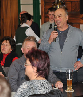 Ich hab da mal noch ne Frage... hieß es diesen Monat auf den abendlichen Bilanzveranstaltungen der Dörfer, wie hier in Sielow. Hoklapnica (sprich: Oklapnica) heißen die Versammlungen wendisch. In Müschen, Guhrow, Briesen, Burg, Dissen, Werben, Schmogrow und Sielow blieben kaum Stühle frei zu diesem Anlass. Überwiegend positiv waren die Aussagen. Foto: Hnr.
