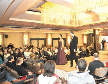 Die gewohnt große Show erlebten letzten Sonntag im Radisson Hotel die Besucher der Hochzeitsmesse, veranstaltet von Evas Brautmoden aus Cottbus und begleitet von zahlreichen Unternehmen der Region, die alle Leistungen rund um das schönste Fest des jungen Paares präsentierten - vom goldenen Ring des Hauses Fiedermann über Blumen-Beyers Traumsträuße bis zu Foto-Goethes Bilderromantik, abenteuerlichsten Torten und sogar Flugtauben als Treuesymbole Foto: J.H.