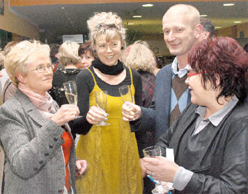 In der Hoffnung, dass Krankenkassen und Politik im Jahr 2012 nicht wieder an den Leistungen des Spremberger Krankenhauses herumdoktern wollen, stoßen  Christina Schönherr (stellv. Bürgermeisterin), Elke Schmiedel (Leiterin Krankenhaus-Kita), Matthias Warmo (Vorsitzender des Betriebsrates) und die Geschäftsführerin Kathrin Möbius (v.l.) an	Foto: M.K.