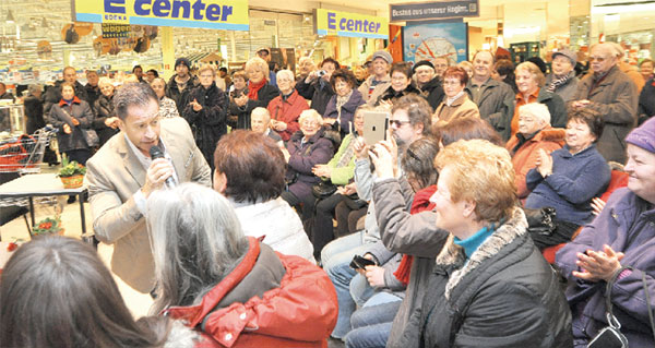 Rund 200 Schlagerfans kamen am Donnerstag zum E-Center im TKC-Einkaufszentrum in Cottbus, um die Show des Schweizer Schlagerstars Leonard mitzuerleben. Der Unterhaltungsmusiker stellte seine neue CD Über Steine zu den Sternen vor. Begeistert ließen sich viele E-Center-Kunden ihre CD vom Star signieren Foto: Jens Haberland