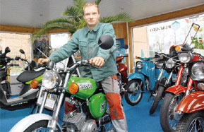 Der Kfz- und Karosseriemeister Paul Neumann repariert im Zweiradshop Friedrich vom Fahrrad über Kettensägen, Rasenmäher bis zu Mopeds und Autos alles, was hier verkauft wird. Doch am liebsten kümmert er sich wie bei dieser Simson S51 um die Restaurierung von Ostfahrzeugen