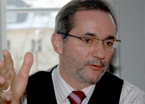 Matthias Platzeck, seit 1995 SPD-Mitglied, ist seit Sommer 2002 Brandenburgs Ministerpräsident. Er kennt sich hier aus wie kaum ein zweiter. In Potsdam und Kleinmachnow aufgewachsen, studierte er Kybernetik, war Umwelthygieniker, kam über die Bürgerrechtler in die Politik, lernte das Regieren als Umweltminister und dann Oberbürgermeister in Potsdam