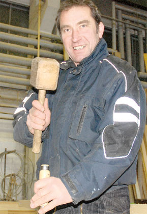 Zimmermannmeister Ralf Schmidt holt aus und lässt den Holzhammer immer wieder auf das Stemmeisen nieder Fotos: M.K.