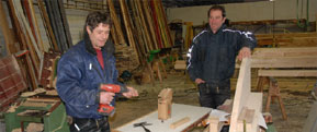 Ein gutes Team sind die beiden selbstständigen Zimmermänner Wolfgang Mildner und Ralf Schmidt (v.l.), die Zimmermannsarbeiten vom Dachstuhl bis zum Carpot durchführen.