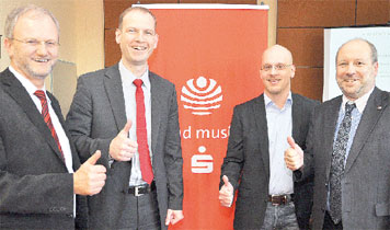 Hermann Kostrewa als Dezernent des Landkreises, Veit Kalinke als Direktor der Sparkasse Guben, Musikschulleiter Andreas Zach und der amtierende Bürgermeister Fred Mahro (v.l.n.r.) freuen sich auf das musikalische Ereignis in der Neißestadt. Gubener und auch auswärtige Gäste seien zu den konzertverdächtigen Wettbewerben von Jugend musiziert am 10. und 11. Februar eingeladen 	Foto: Jens Haberland