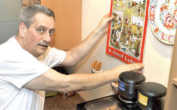 Vaclav ist wieder da und hat gut zu tun: In Cottbus an der Priormühle eröffnet der aus Eichow und Hänchen bekannte Böhme Vaclav Bilek am Montag sein böhmisch-deutsches Café mit Imbiss H.