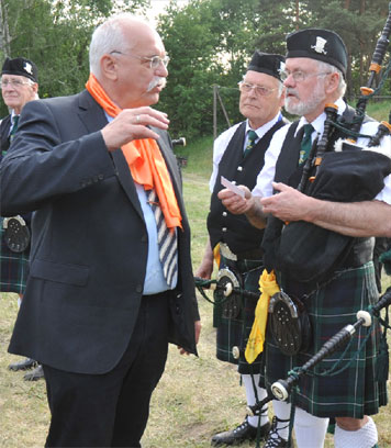 Vergangenen Frühsommer rollte die Folklorelawine über den Kurort Burg im Spreewald. Amtsadirektor Ulrich Noack konnte im Dialog mit den schottischen Musikanten seine gefestigten Englischkenntnisse anwenden
