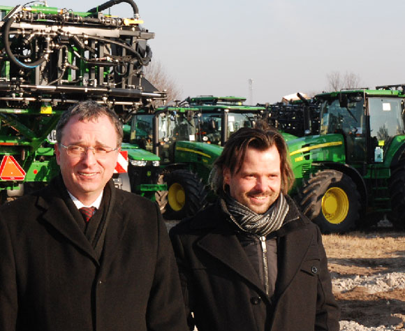 Dr. Jürgen Goldschmidt und Lion-Chef Sven Noatzke (v.l.) können sich darüber freuen, dass dem Standort Forst, viel Potenzial für die Zukunft vorausgesagt wird