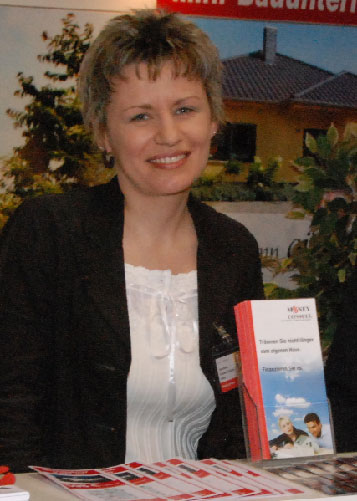 Das Bauhandwerk ist mit 35 Ausstellern dieses Jahr wieder am stärksten vertreten. Auch die Generalbau Schubert und Partner GmbH, hier vertreten durch Marketingleiterin Manuela Medding, setzt auf Messekontakte und erhält als Stammaussteller heute den Silbernen Specht Hnr.