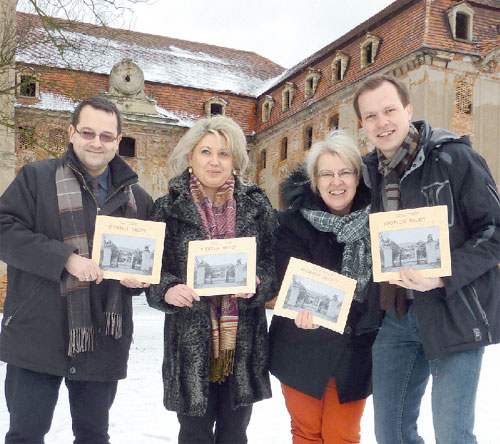 Die Autoren Dipl.-Ing. Claudius Wecke (Parkleiter Stiftung Fürst-Pückler-Museum Park und Schloss Branitz, rechts) und Sven Zuber, M.A. (Verwaltungsvorstand bei der Stadt Forst, links ) übergaben die Publikation an die Vertreterin der Gemeinde Brody, Helena Miklaszewska (3.v.l.) und an die Vertreterin des Schlosseigentümers, Elzbieta Jaszewska (2.v.l.).